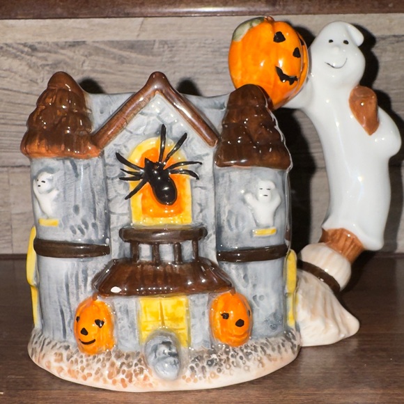 🥰 Halloween Haunted House Mug with Ghost 👻 & Pumpkin 🎃 Accents by Corner Ruby - Picture 5 of 11